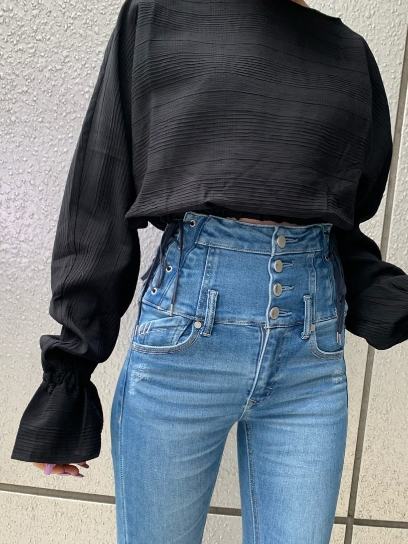 ブラック系のシャツ/ブラウス、ブルー系のデニムパンツを着用したレディースの冬コーディネートの3枚目の写真