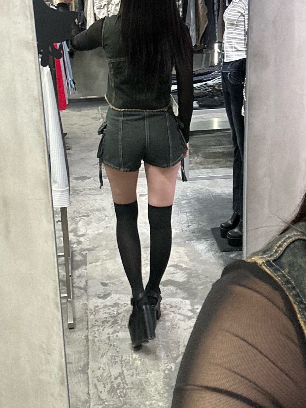 ブルー系のベスト、ブルー系のその他パンツ、ブラック系のTシャツ/カットソーを着用したレディースの春コーディネートの5枚目の写真