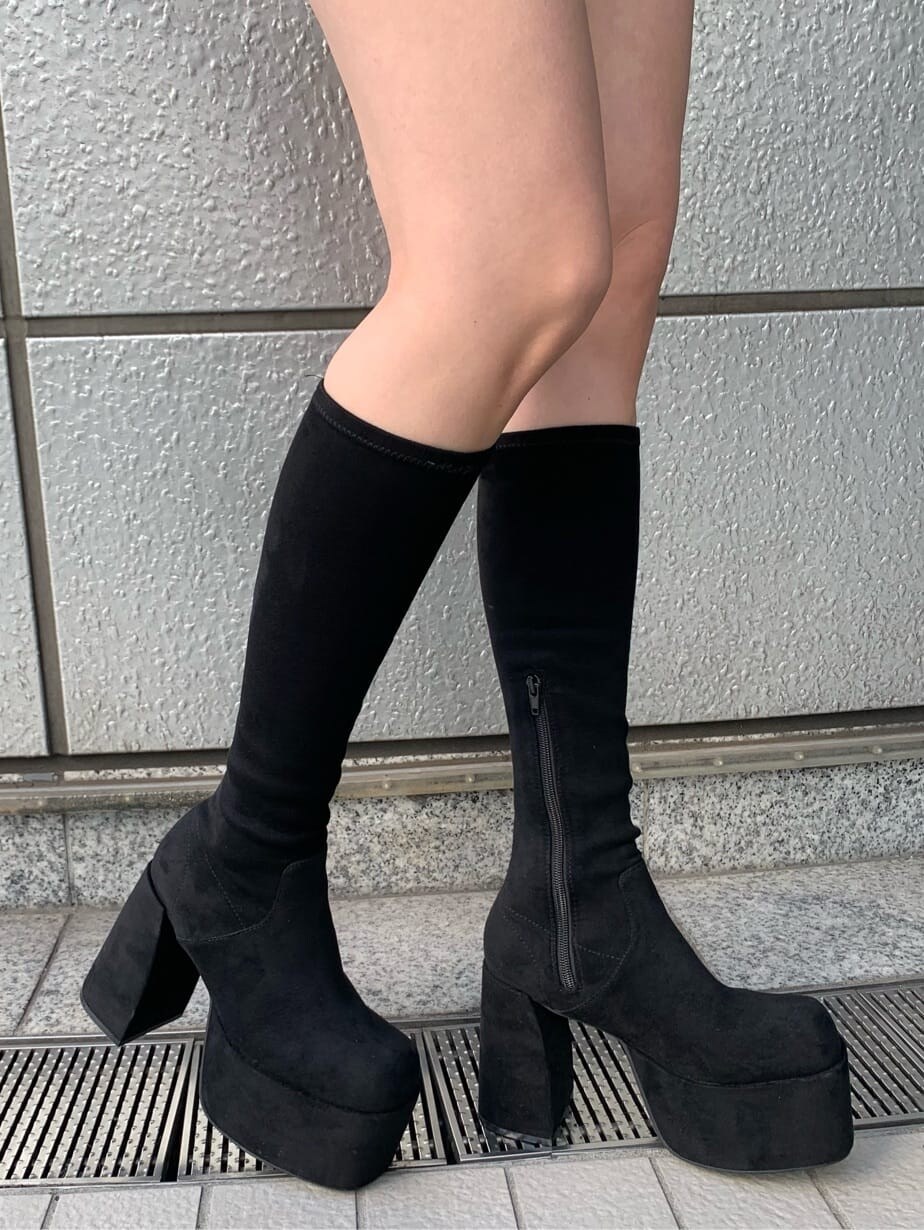 ブラック系のブーツ、ブラック系のスカート、その他のTシャツ/カットソーを着用したレディースの秋コーディネートの4枚目の写真