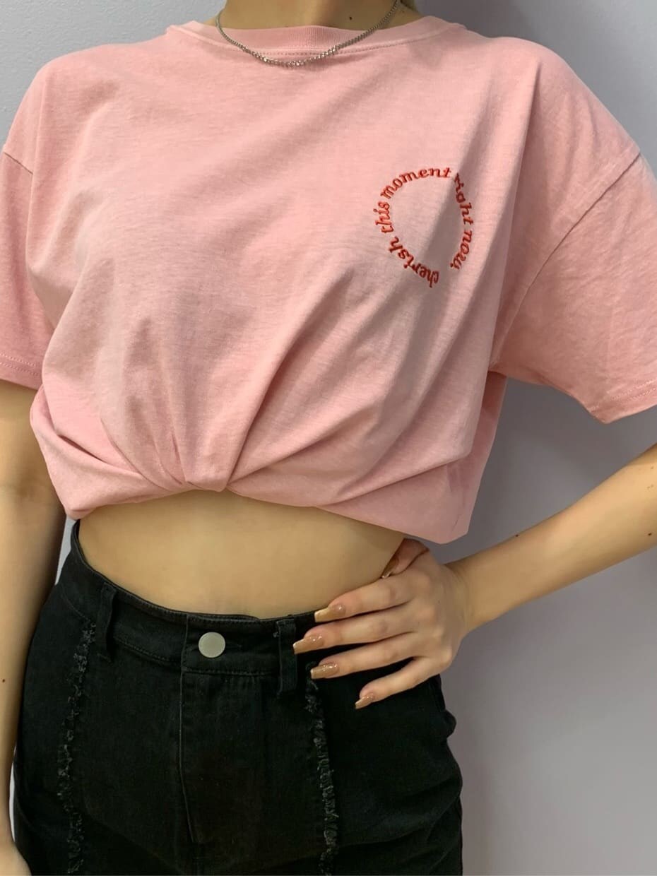 ブラック系のサンダル、ブラック系のスカート、ピンク系のTシャツ/カットソーを着用したレディースの夏コーディネートの4枚目の写真