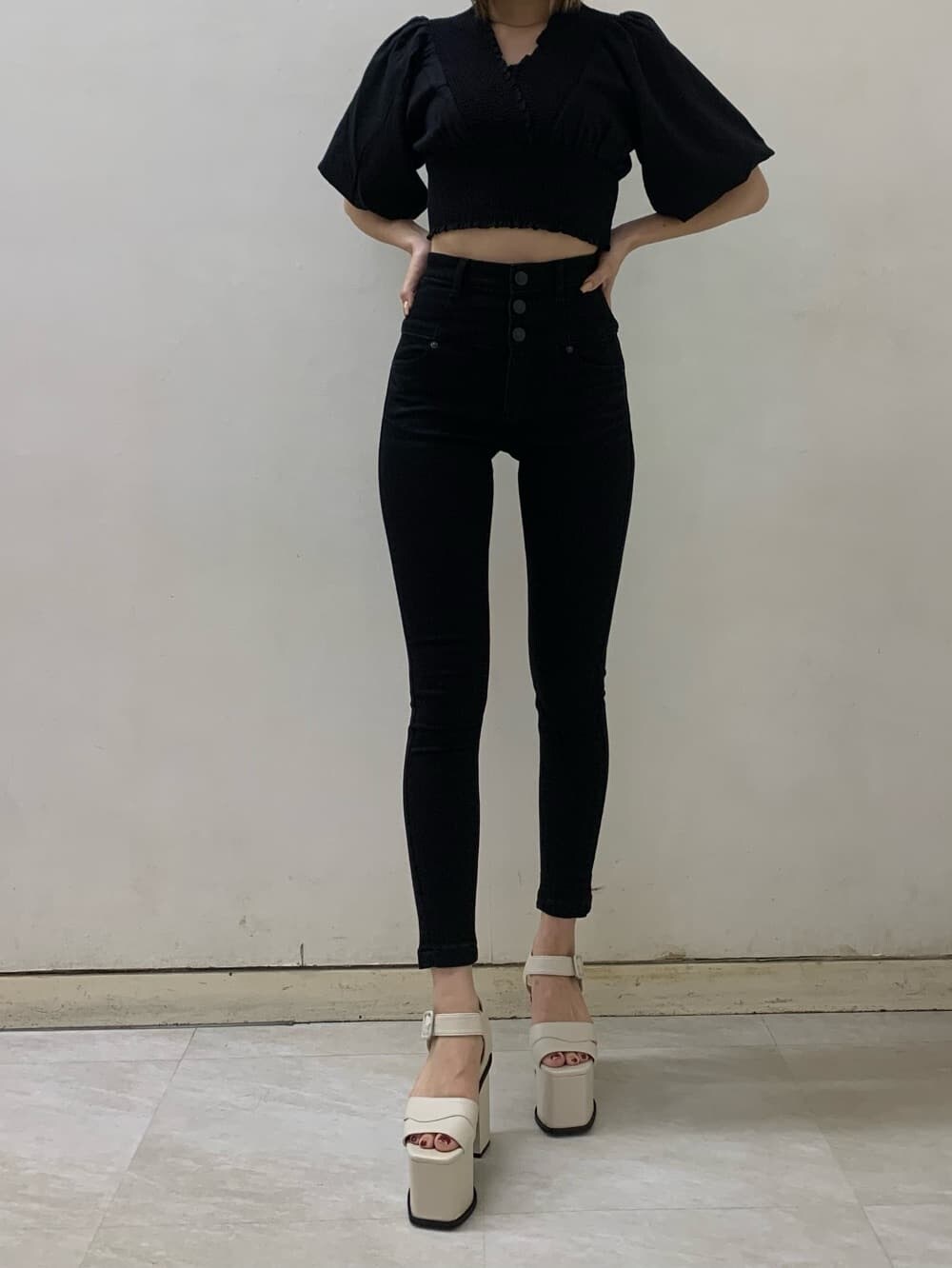 ブラック系のデニムパンツ、ブラック系のシャツ/ブラウスを着用したレディースの夏コーディネートの3枚目の写真