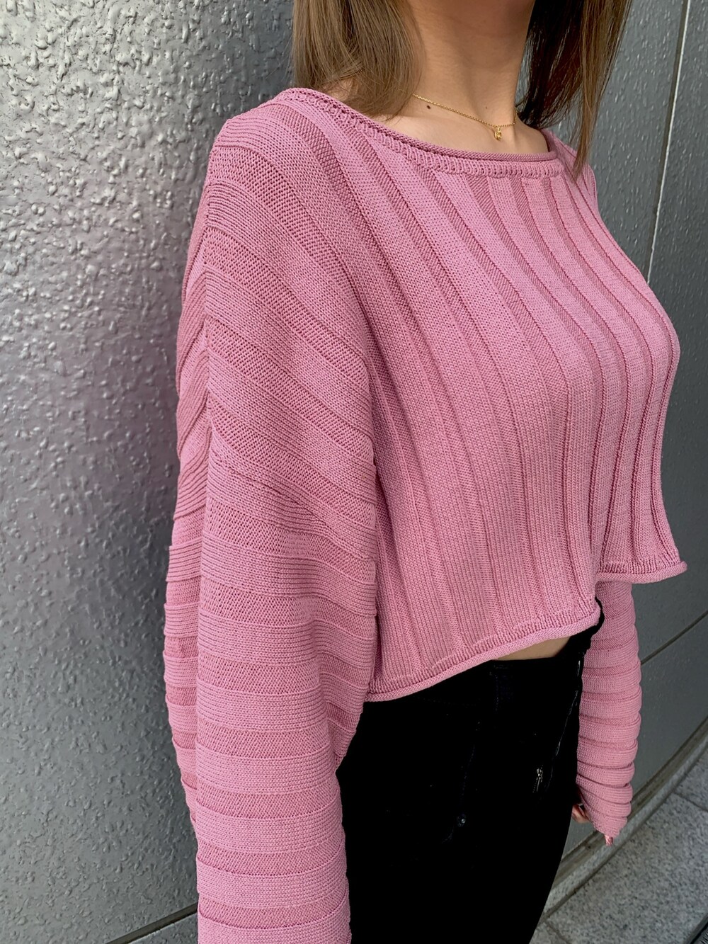 ピンク系のニット/セーター、シルバー系のパンプスを着用したレディースの冬コーディネートの3枚目の写真