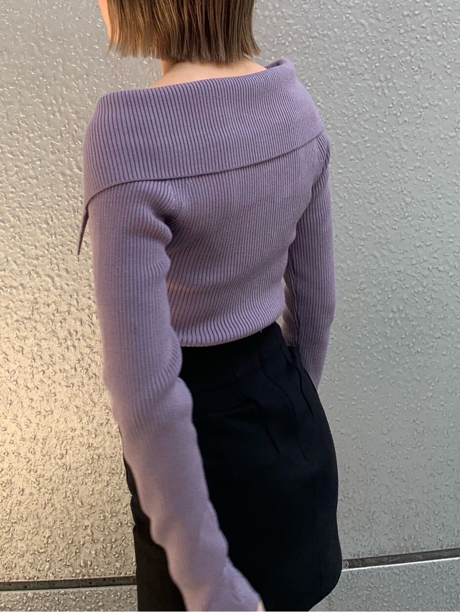 ブラック系のブーツ、パープル系のニット/セーター、ブラック系のトレンチコートを着用したレディースの冬コーディネートの2枚目の写真