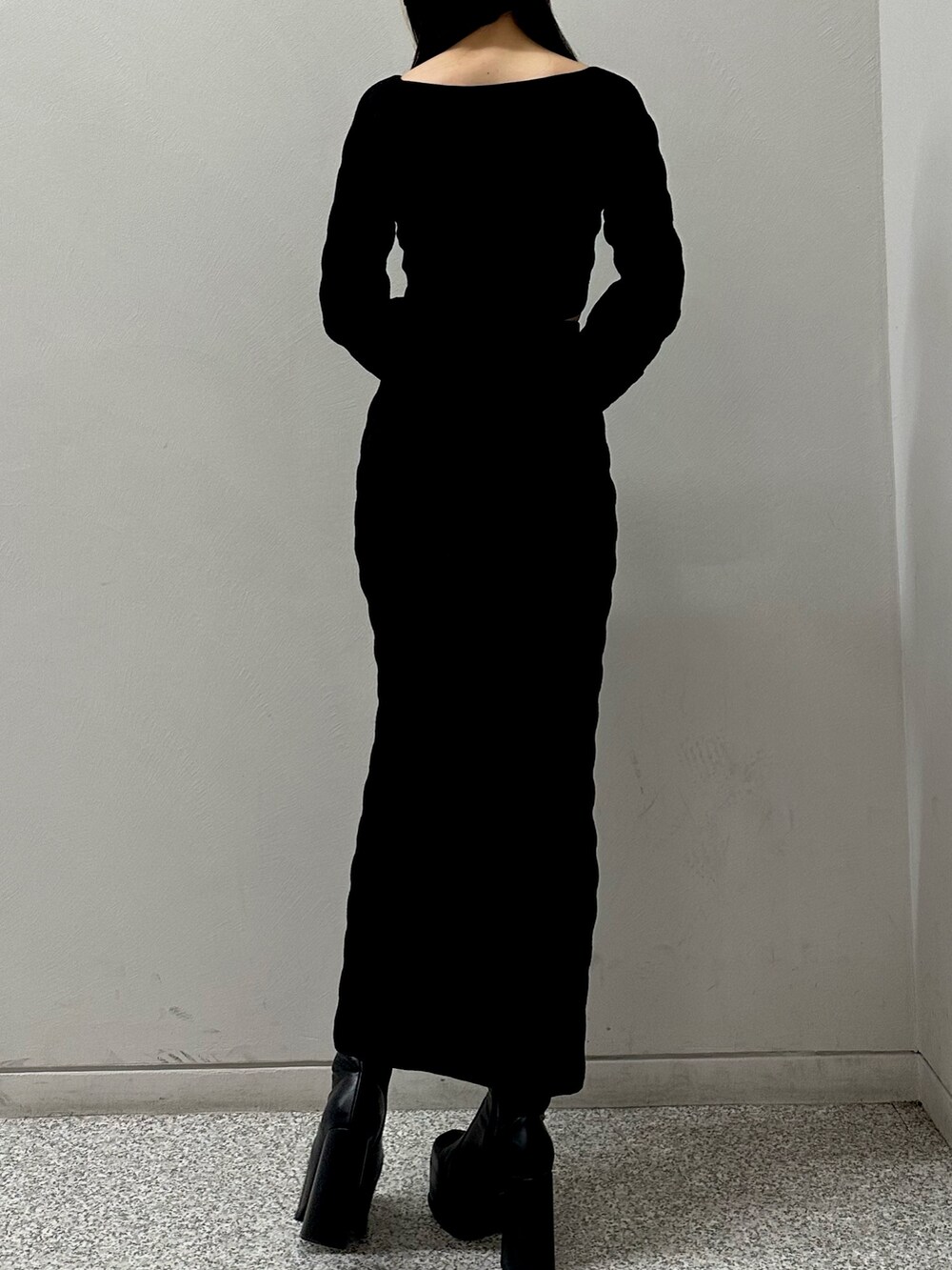 ブラック系のニット/セーター、ブラック系のスカートを着用したレディースの冬コーディネートの3枚目の写真