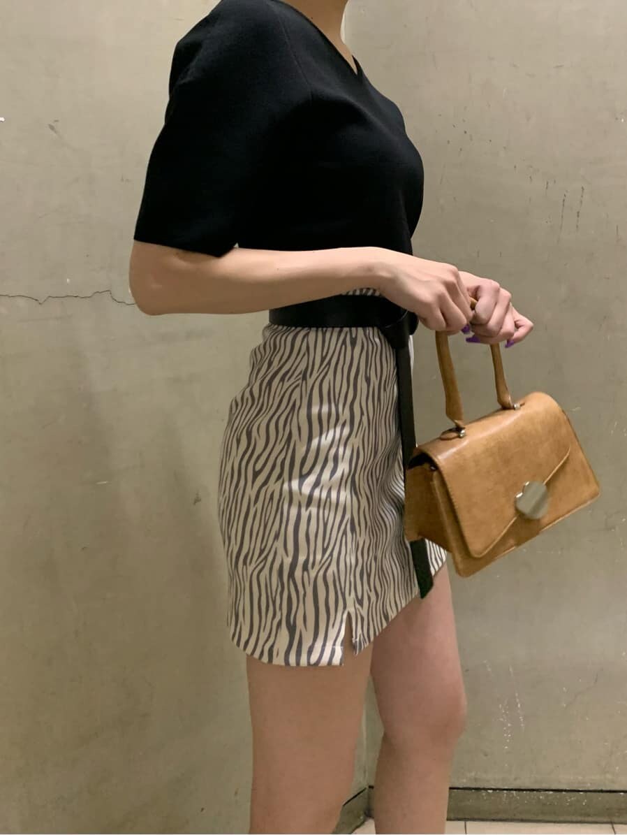 その他のスカート、ブラウン系のハンドバッグ、ブラック系のサンダルを着用したレディースの春コーディネートの3枚目の写真