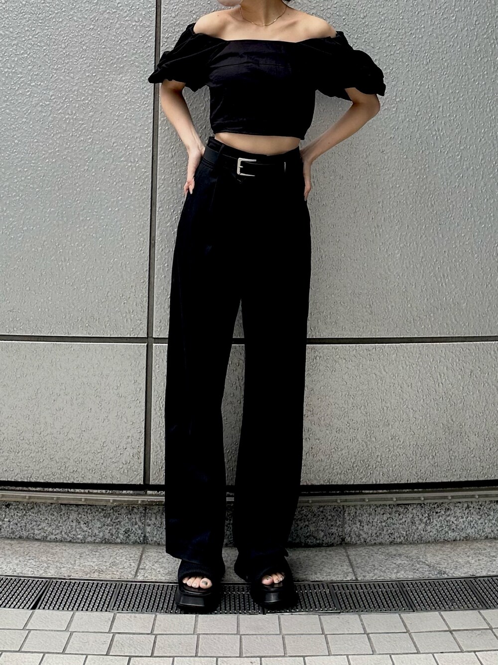 ブラック系のその他パンツ、ブラック系のサンダル、ブラック系のシャツ/ブラウスを着用したレディースの春コーディネートの4枚目の写真