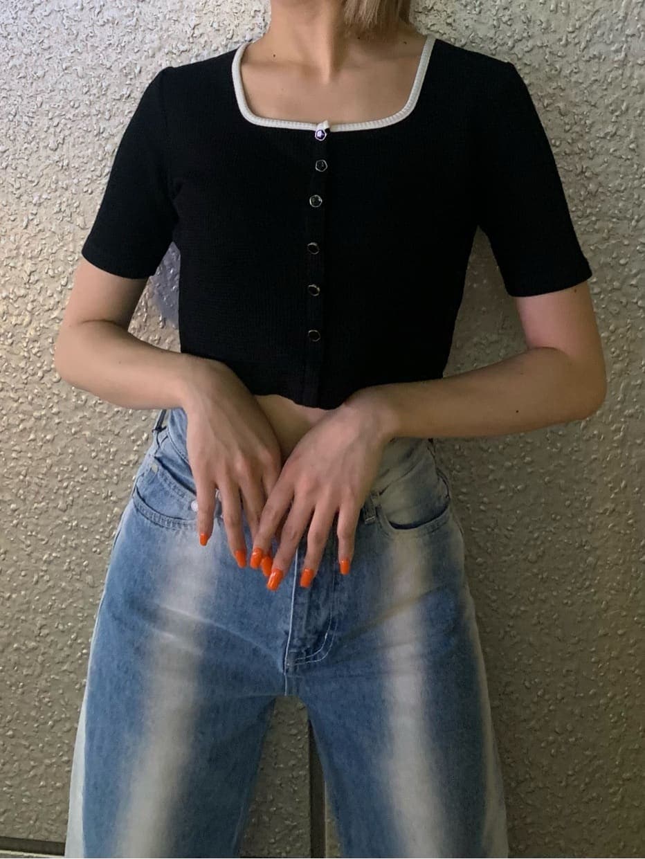 ブラック系のTシャツ/カットソー、ブルー系のデニムパンツを着用したレディースの春コーディネートの2枚目の写真