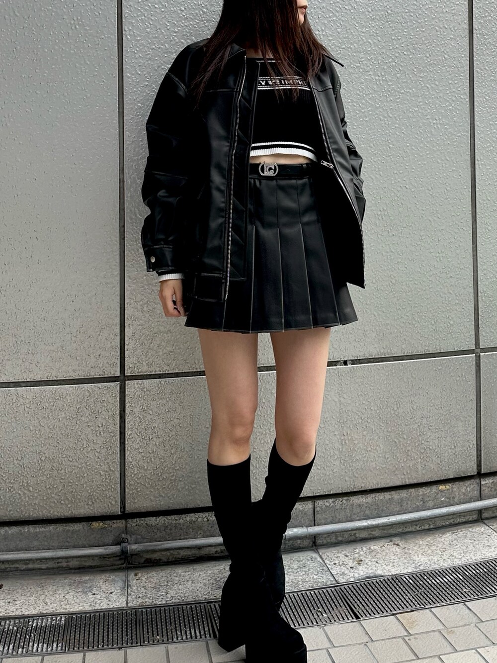 ブラック系のブルゾン、ブラック系のニット/セーター、ブラック系のスカートを着用したレディースの秋コーディネートの2枚目の写真