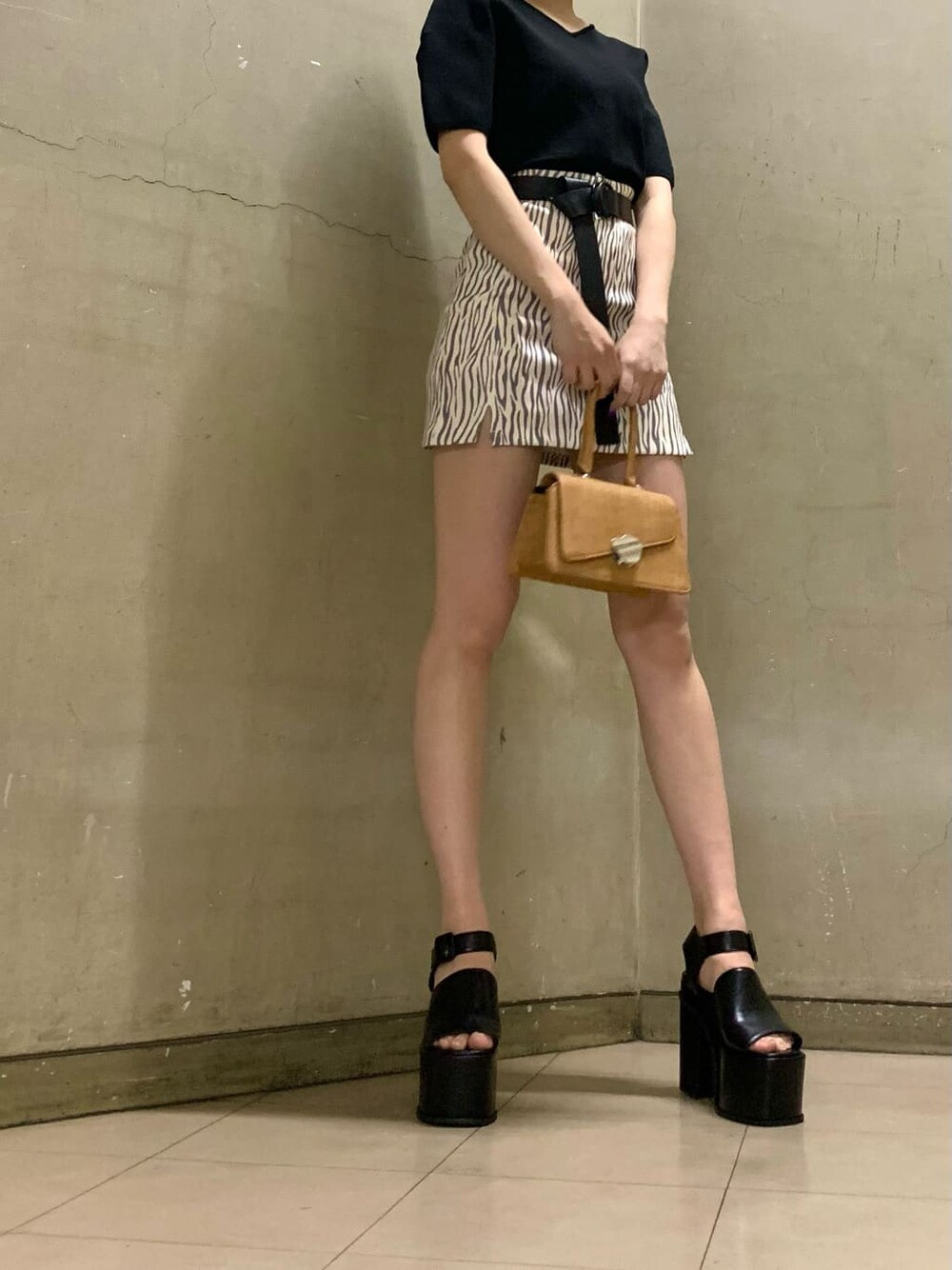 その他のスカート、ブラウン系のハンドバッグ、ブラック系のサンダルを着用したレディースの春コーディネートの4枚目の写真