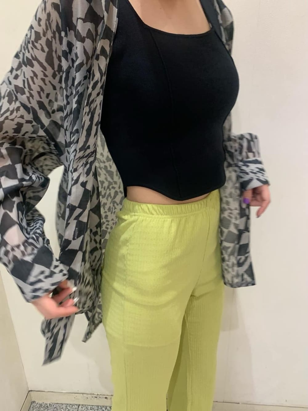 ブラック系のタンクトップ、その他のシャツ/ブラウス、イエロー系のその他パンツを着用したレディースの春コーディネートの2枚目の写真