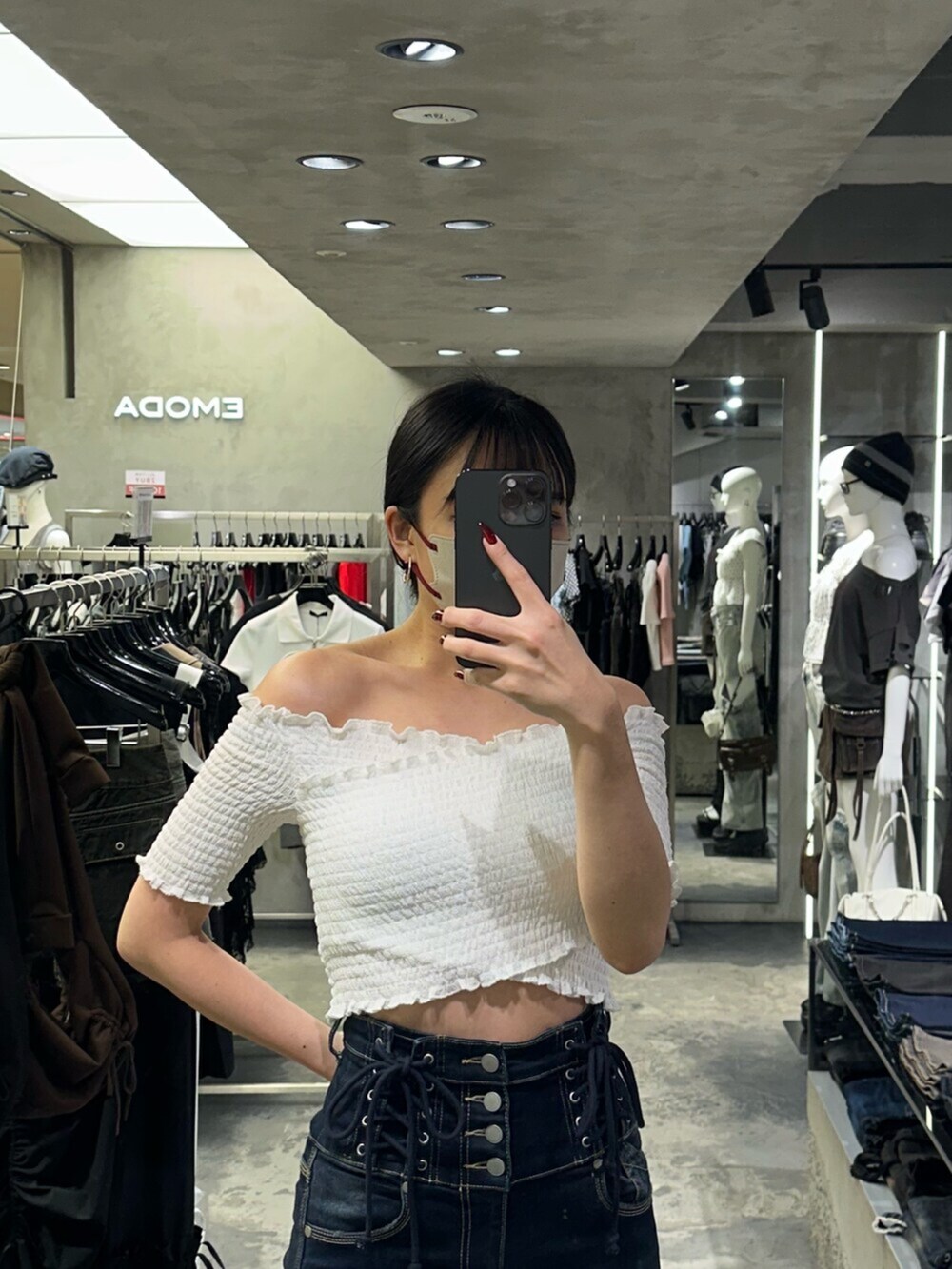 ブラック系のサンダル、ホワイト系のTシャツ/カットソー、ブルー系のデニムパンツを着用したレディースの夏コーディネートの5枚目の写真