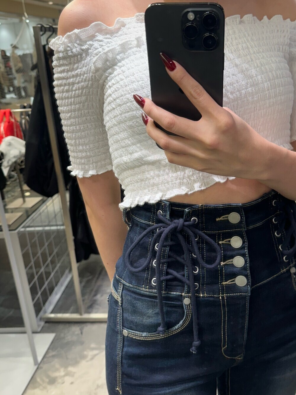 ブラック系のサンダル、ホワイト系のTシャツ/カットソー、ブルー系のデニムパンツを着用したレディースの夏コーディネートの4枚目の写真