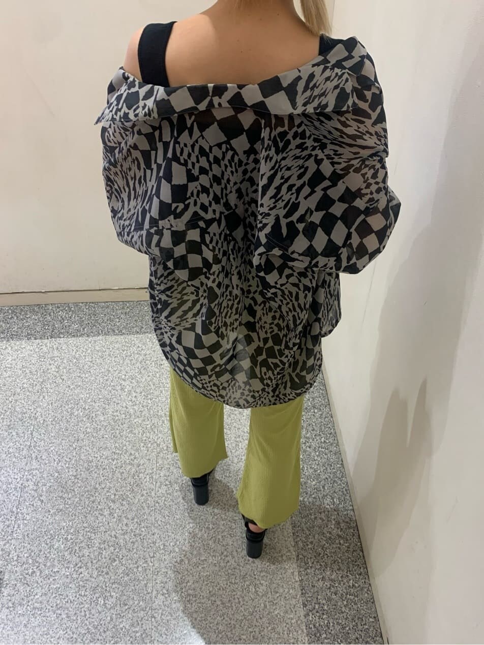 ブラック系のタンクトップ、その他のシャツ/ブラウス、イエロー系のその他パンツを着用したレディースの春コーディネートの4枚目の写真