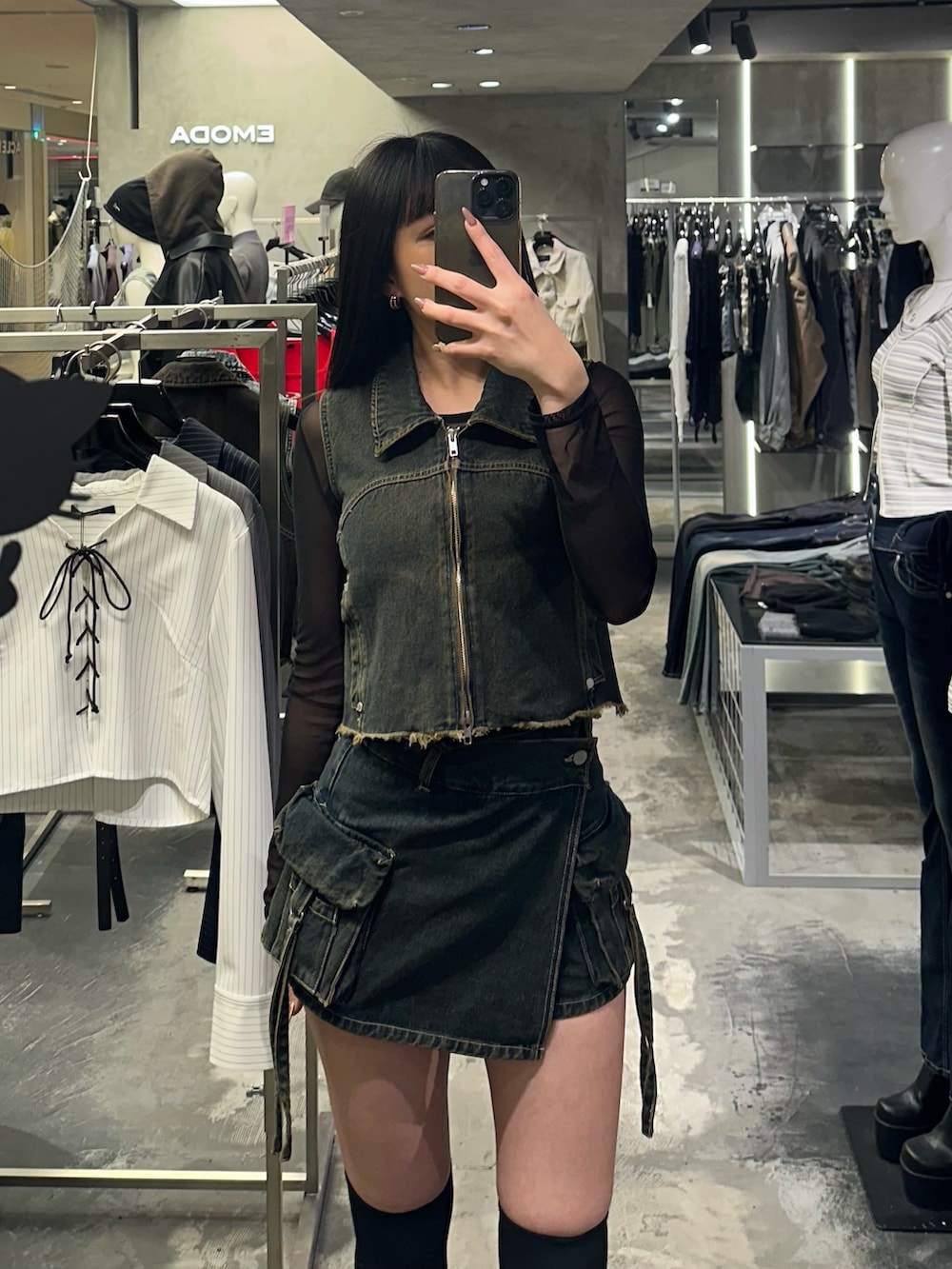 ブルー系のベスト、ブルー系のその他パンツ、ブラック系のTシャツ/カットソーを着用したレディースの春コーディネートの4枚目の写真