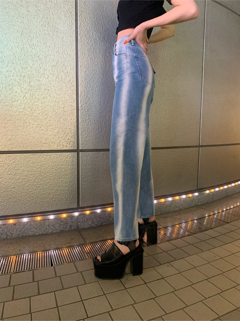 ブラック系のTシャツ/カットソー、ブルー系のデニムパンツを着用したレディースの春コーディネートの3枚目の写真