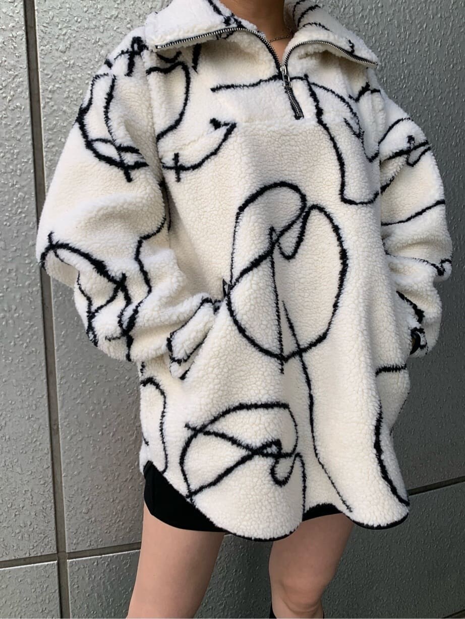 ブラック系のブーツ、ブラック系のスカート、その他のTシャツ/カットソーを着用したレディースの秋コーディネートの3枚目の写真