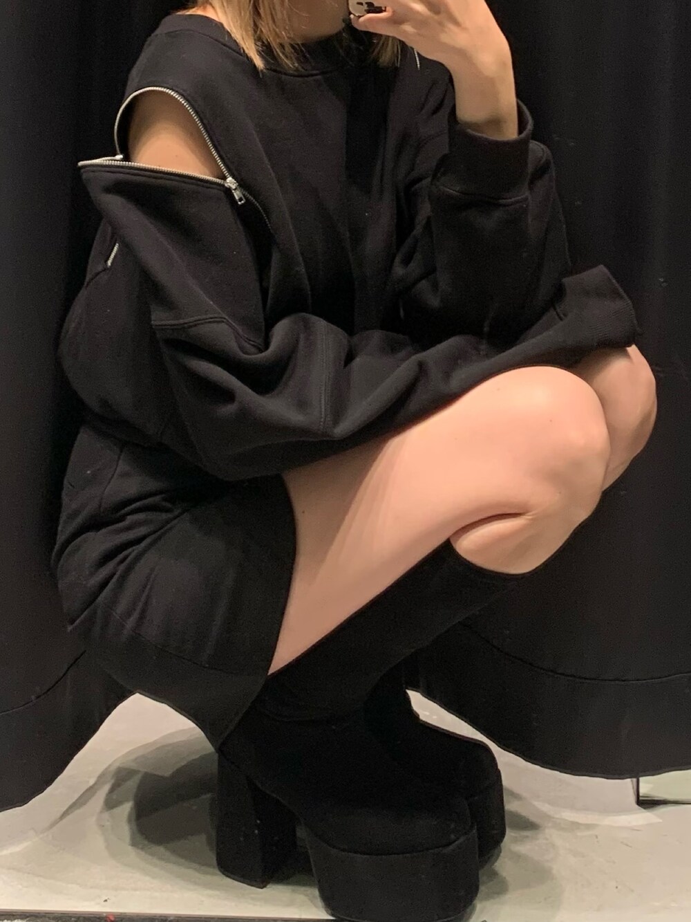 ブラック系のTシャツ/カットソー、ブラック系のスカート、ブラック系のブーツを着用したレディースの秋コーディネートの3枚目の写真