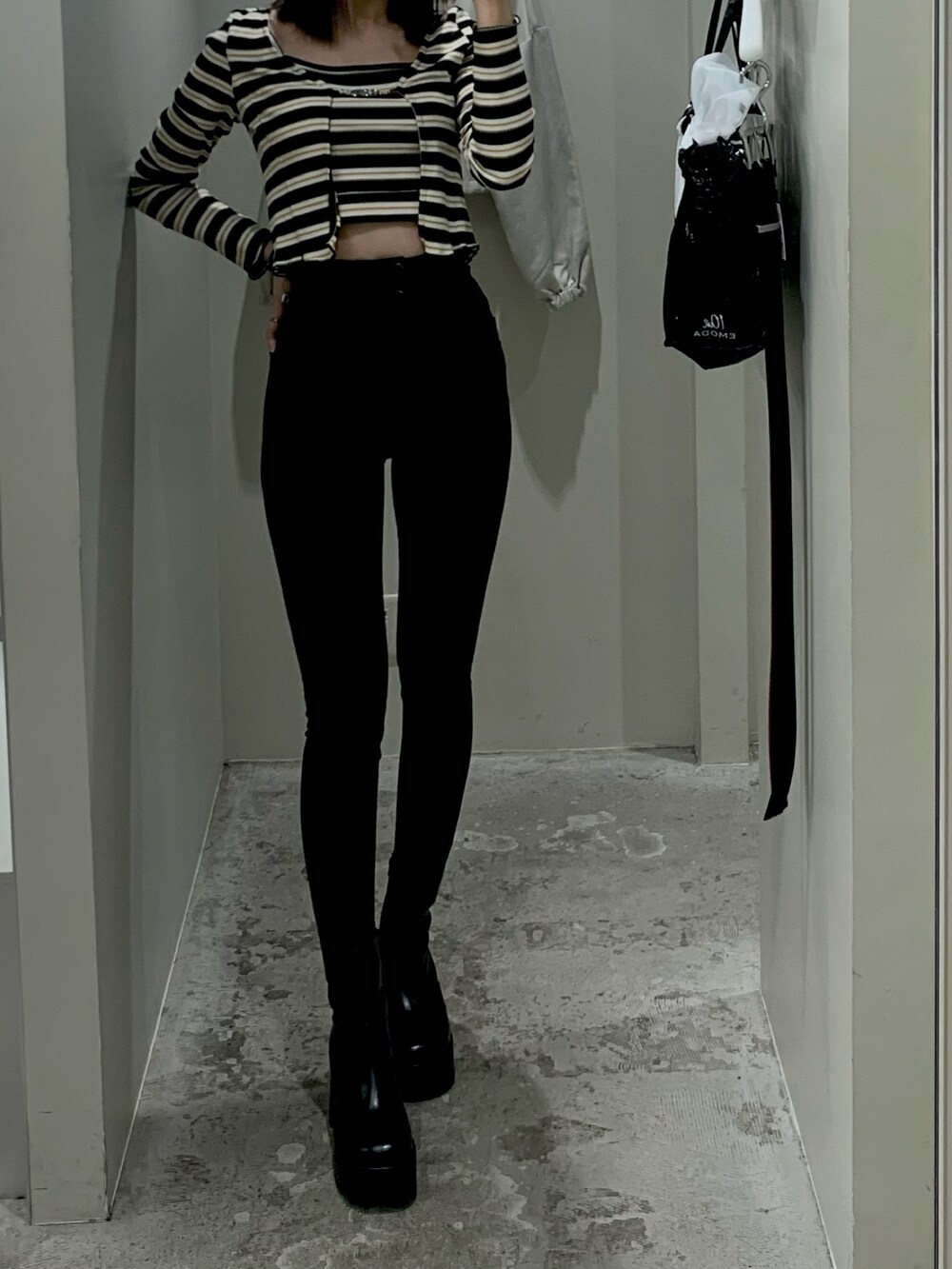 その他のTシャツ/カットソー、ブラック系のデニムパンツを着用したレディースの春コーディネートの2枚目の写真