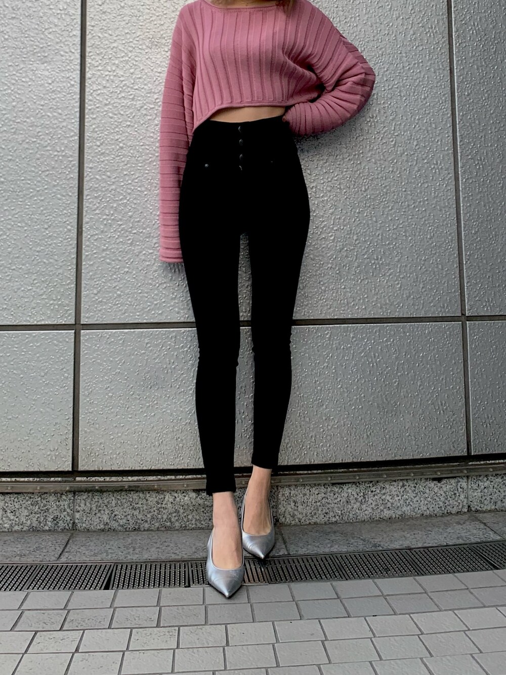 ピンク系のニット/セーター、シルバー系のパンプスを着用したレディースの冬コーディネートの2枚目の写真