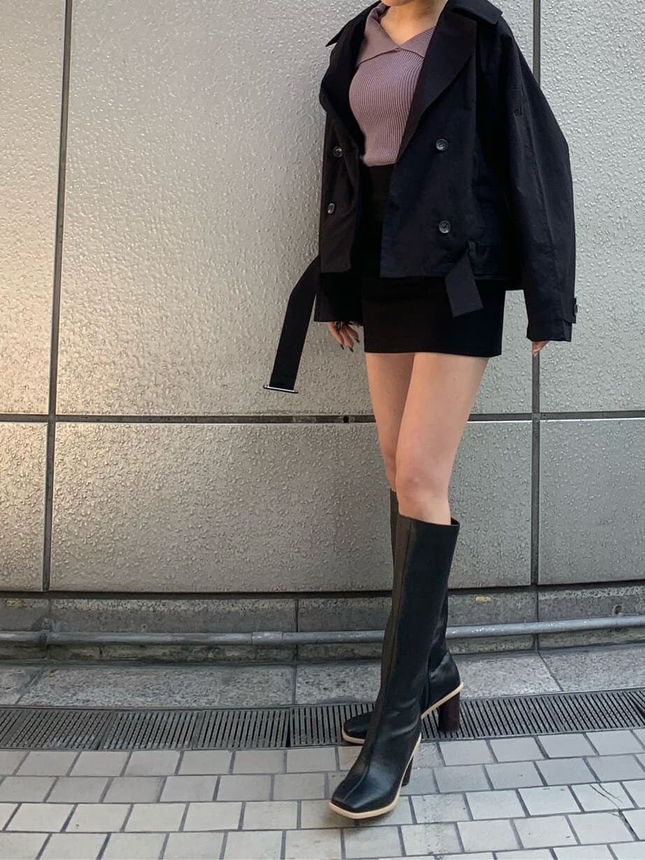 ブラック系のブーツ、パープル系のニット/セーター、ブラック系のトレンチコートを着用したレディースの冬コーディネートの5枚目の写真