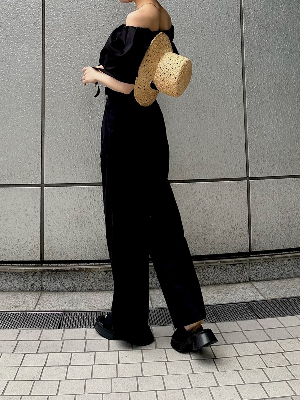 ブラック系のその他パンツ、ブラック系のサンダル、ブラック系のシャツ/ブラウスを着用したレディースの春コーディネートの2枚目の写真