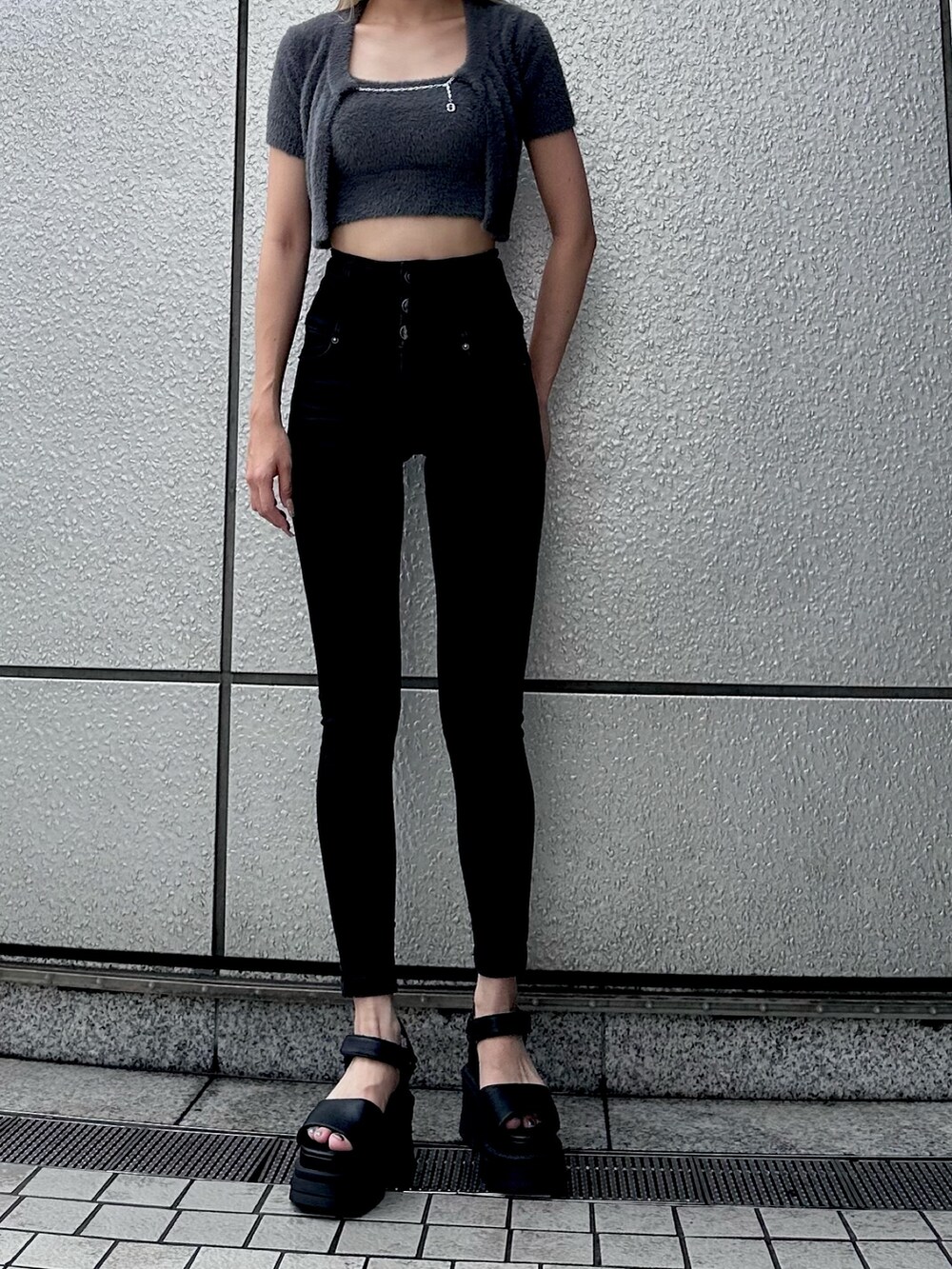 グレー系のニット/セーターを着用したレディースの夏コーディネートの2枚目の写真