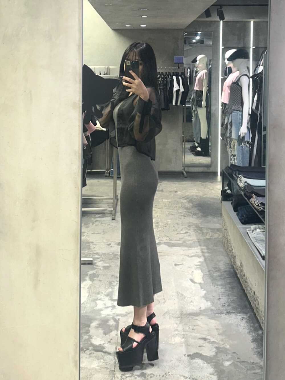 ブラック系のサンダル、ブラック系のシャツ/ブラウス、グレー系のワンピースを着用したレディースの夏コーディネートの2枚目の写真