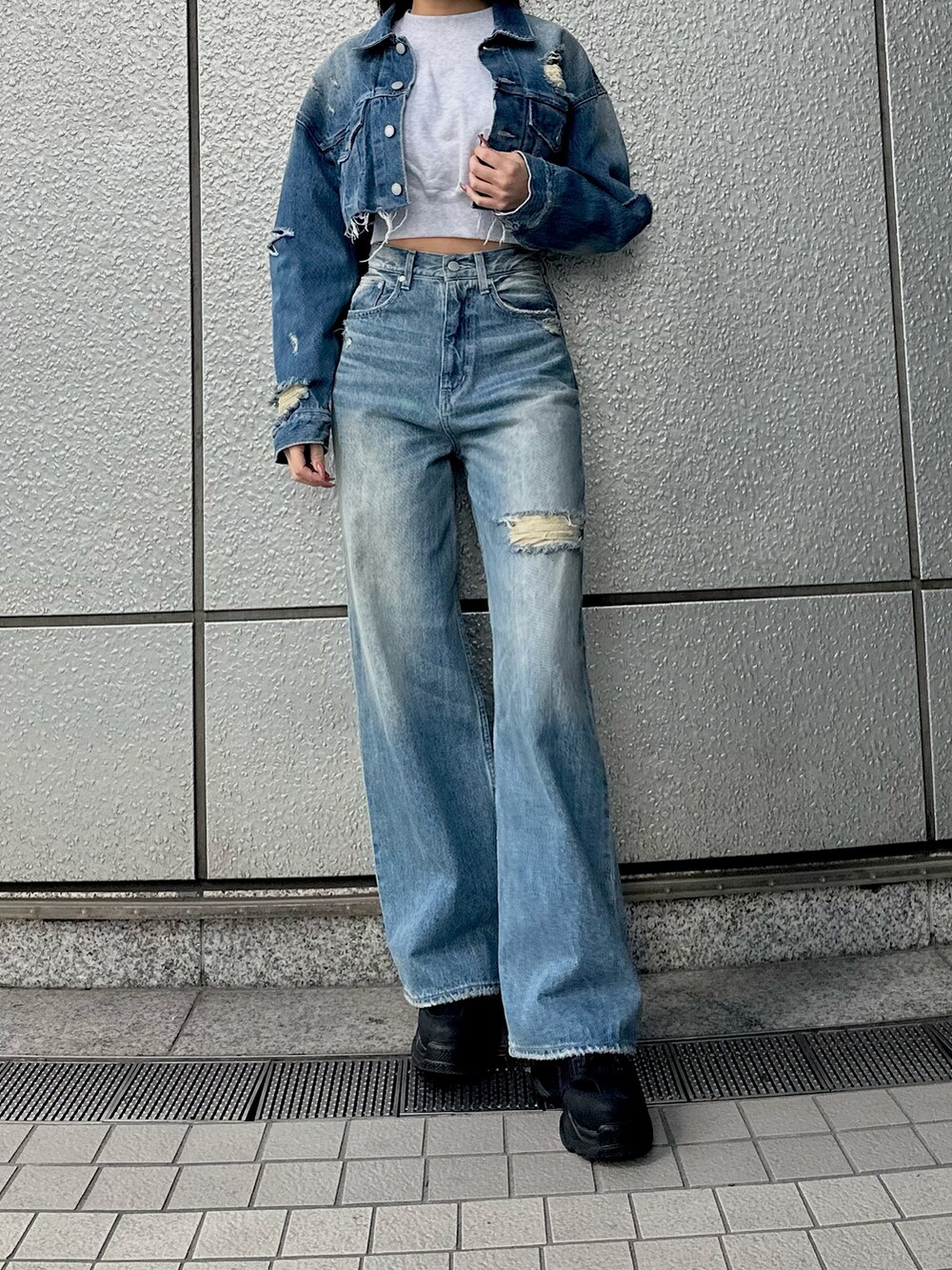 ブルー系のデニムジャケット、ブルー系のデニムパンツ、グレー系のスウェットを着用したレディースの冬コーディネートの2枚目の写真