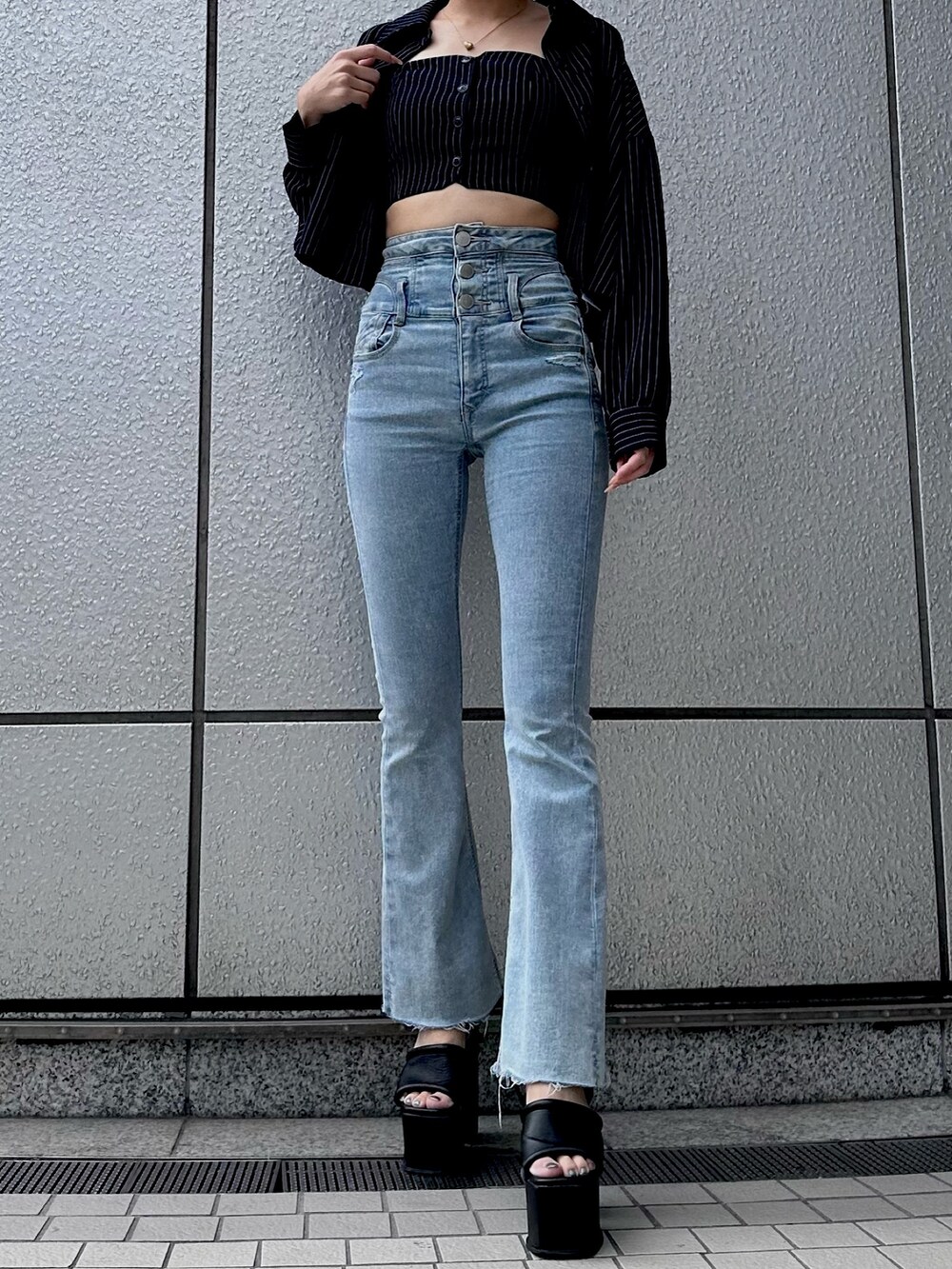 ブルー系のデニムパンツ、その他のシャツ/ブラウスを着用したレディースの夏コーディネートの3枚目の写真