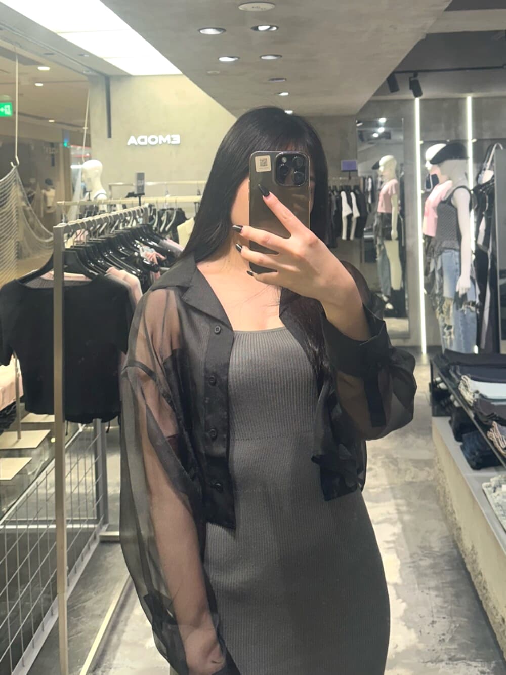 ブラック系のサンダル、ブラック系のシャツ/ブラウス、グレー系のワンピースを着用したレディースの夏コーディネートの4枚目の写真