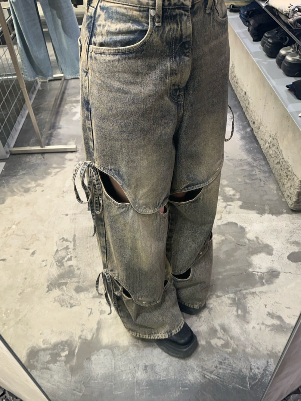 ブラック系のTシャツ/カットソー、ブルー系のデニムパンツを着用したレディースの春コーディネートの4枚目の写真