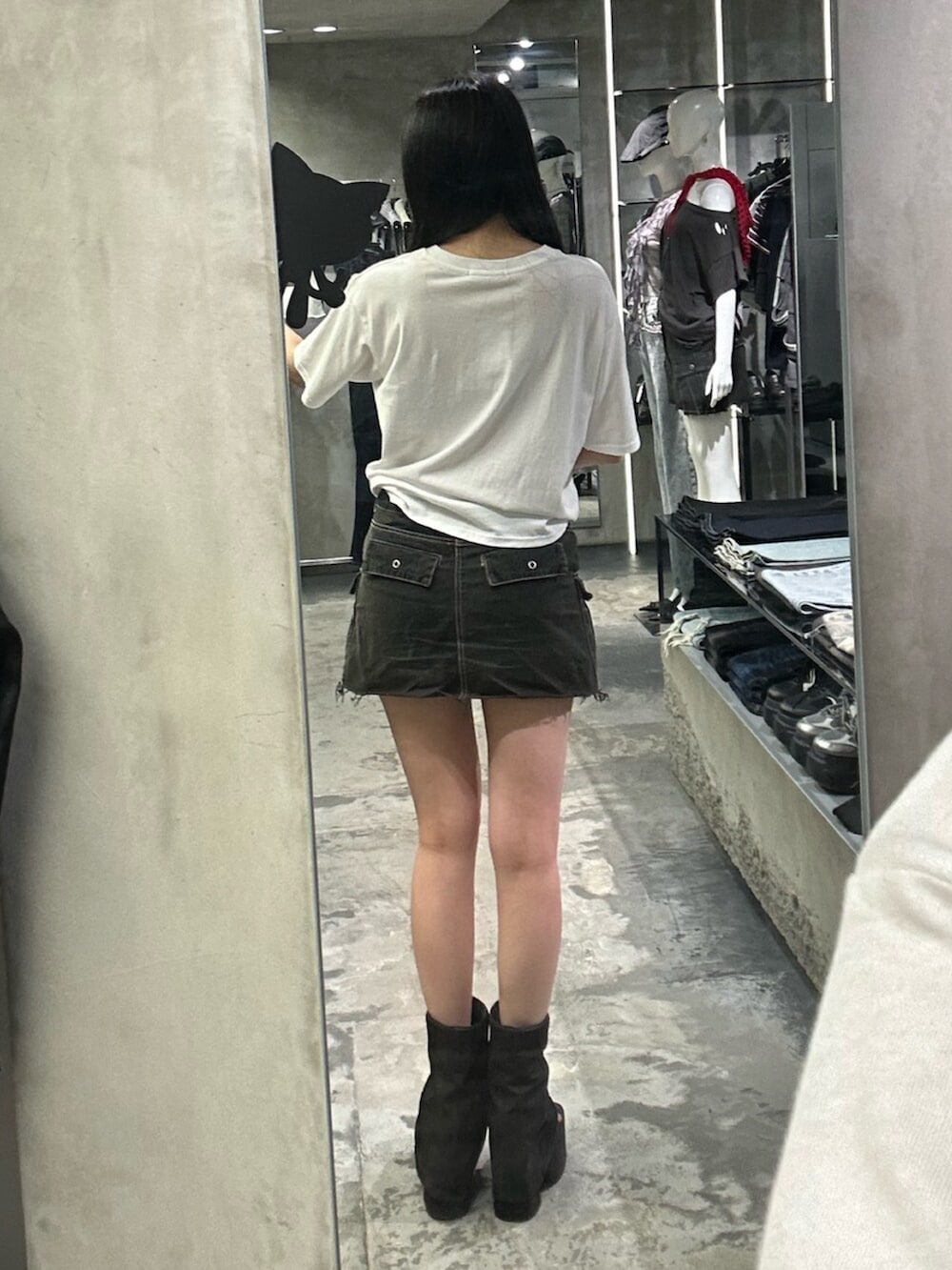 ホワイト系のTシャツ/カットソー、ブラック系のスカート、ブラック系のサンダルを着用したレディースの夏コーディネートの3枚目の写真