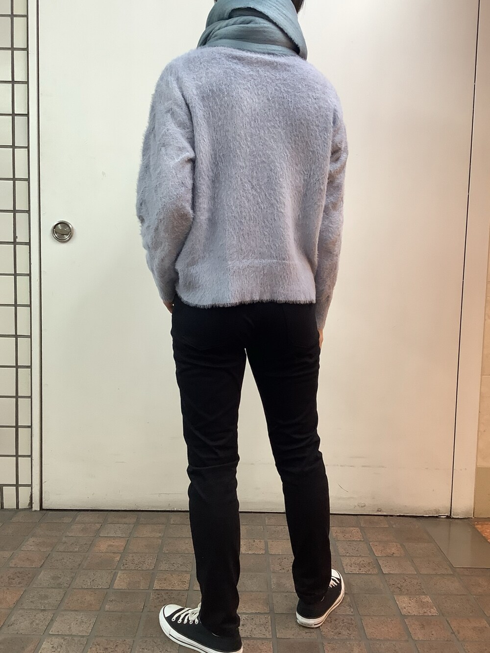 ブルー系のニット/セーターを着用したレディースの秋コーディネートの3枚目の写真