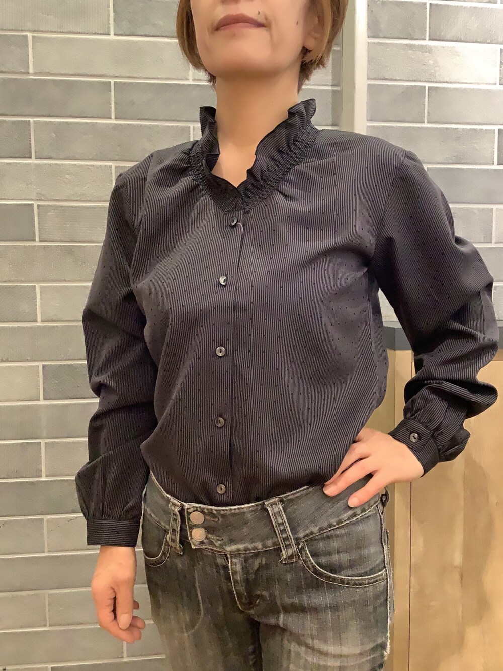 ブラック系のシャツ/ブラウスを着用したレディースの秋コーディネートの2枚目の写真