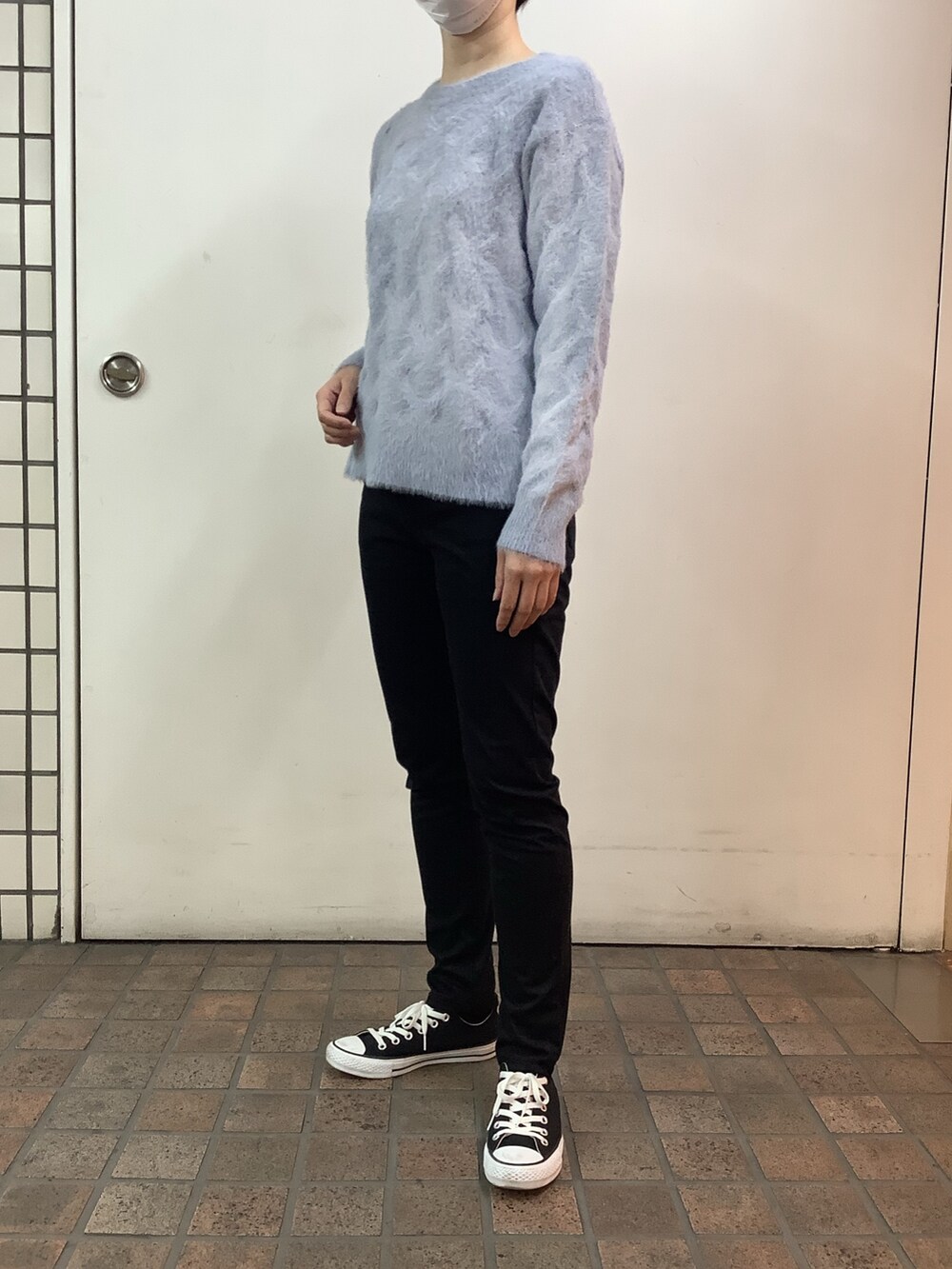 ブルー系のニット/セーターを着用したレディースの秋コーディネートの2枚目の写真