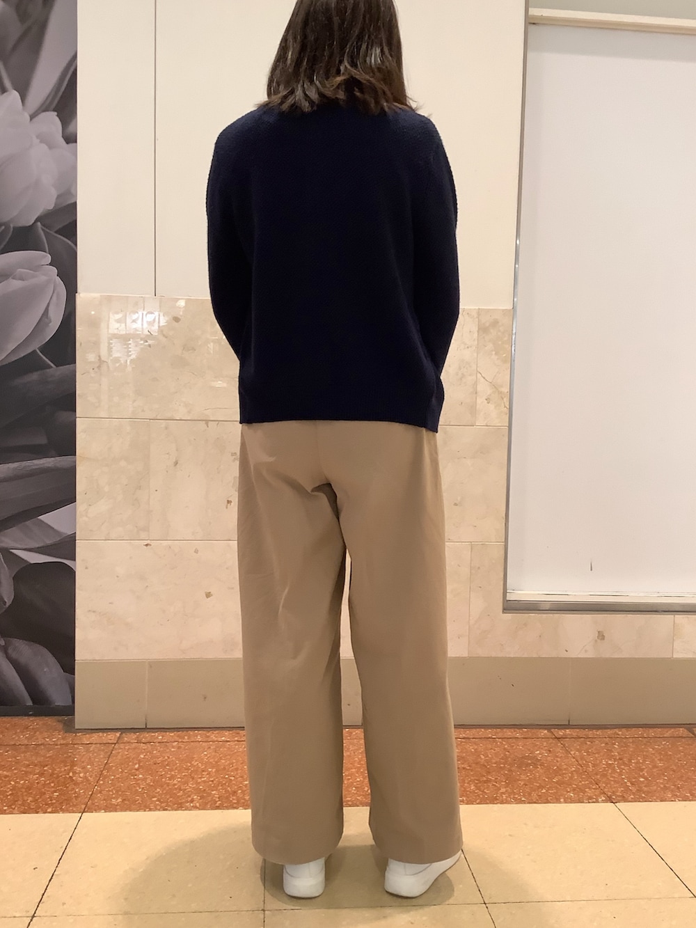 ブルー系のカーディガン/ボレロ、ホワイト系のシャツ/ブラウスを着用したレディースの冬コーディネートの3枚目の写真