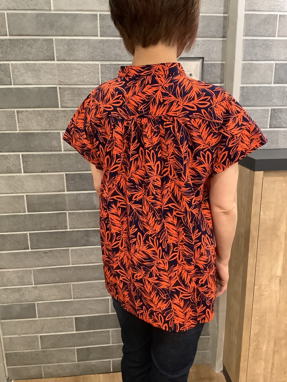 ブルー系のシャツ/ブラウスを着用したレディースの春コーディネートの2枚目の写真