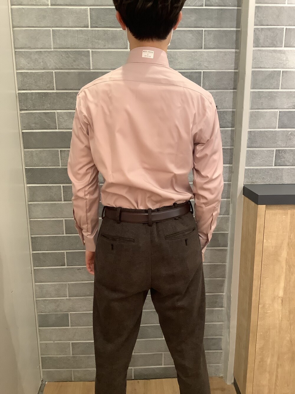 ピンク系のビジネスシャツを着用したメンズの春コーディネートの2枚目の写真