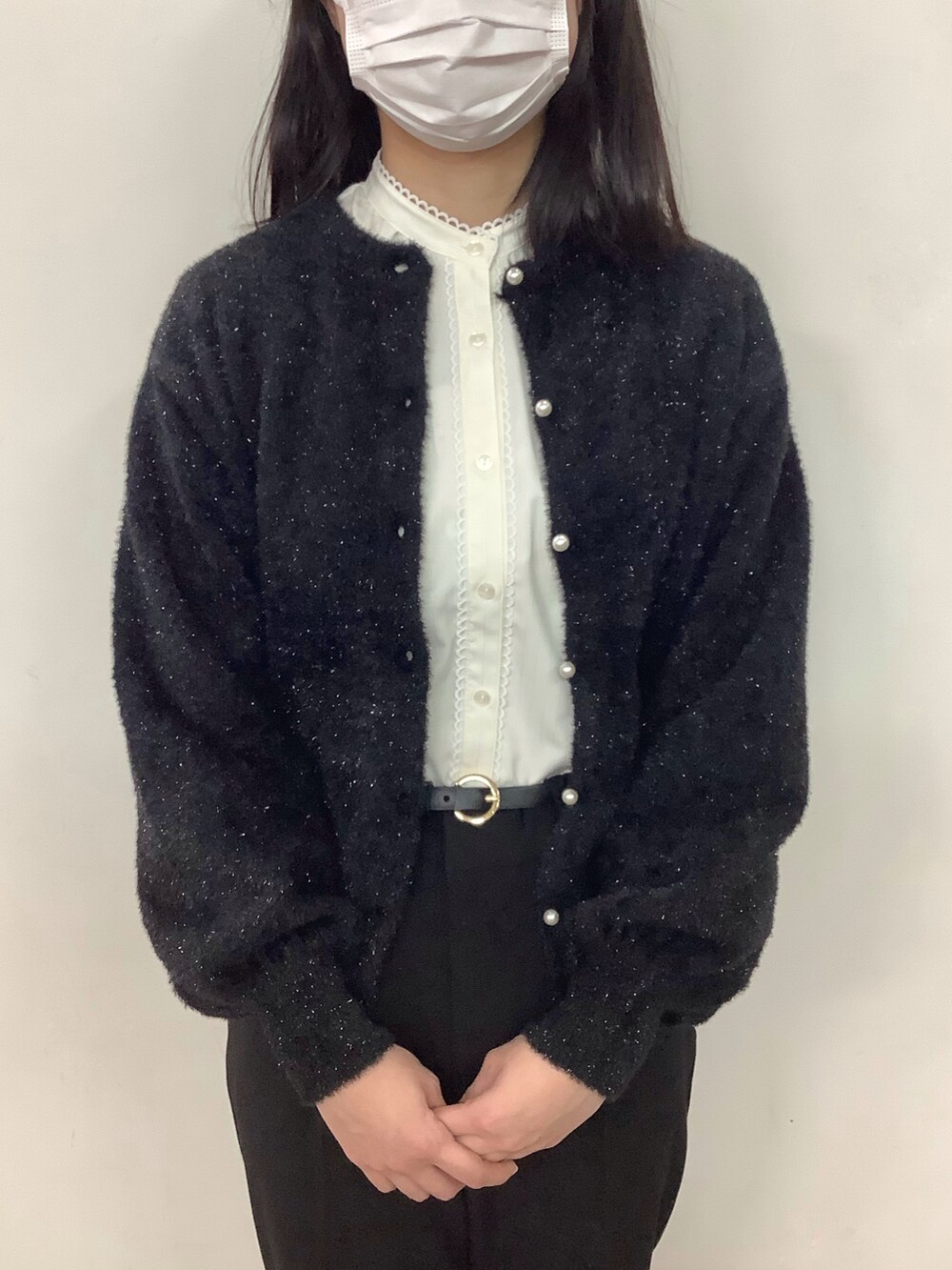 ブラック系のニット/セーターを着用したレディースの冬コーディネートの2枚目の写真