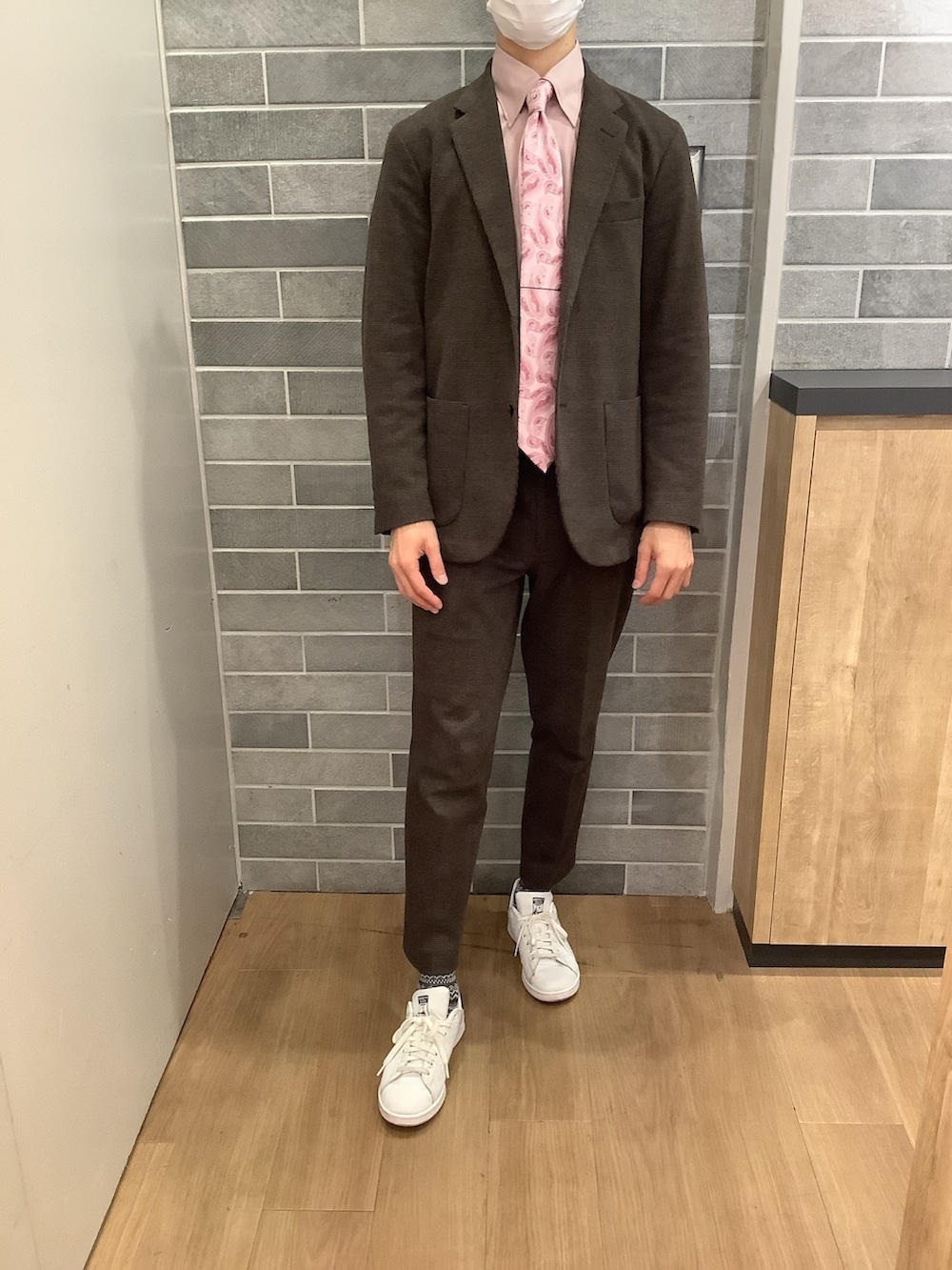 ピンク系のビジネスシャツを着用したメンズの春コーディネートの3枚目の写真