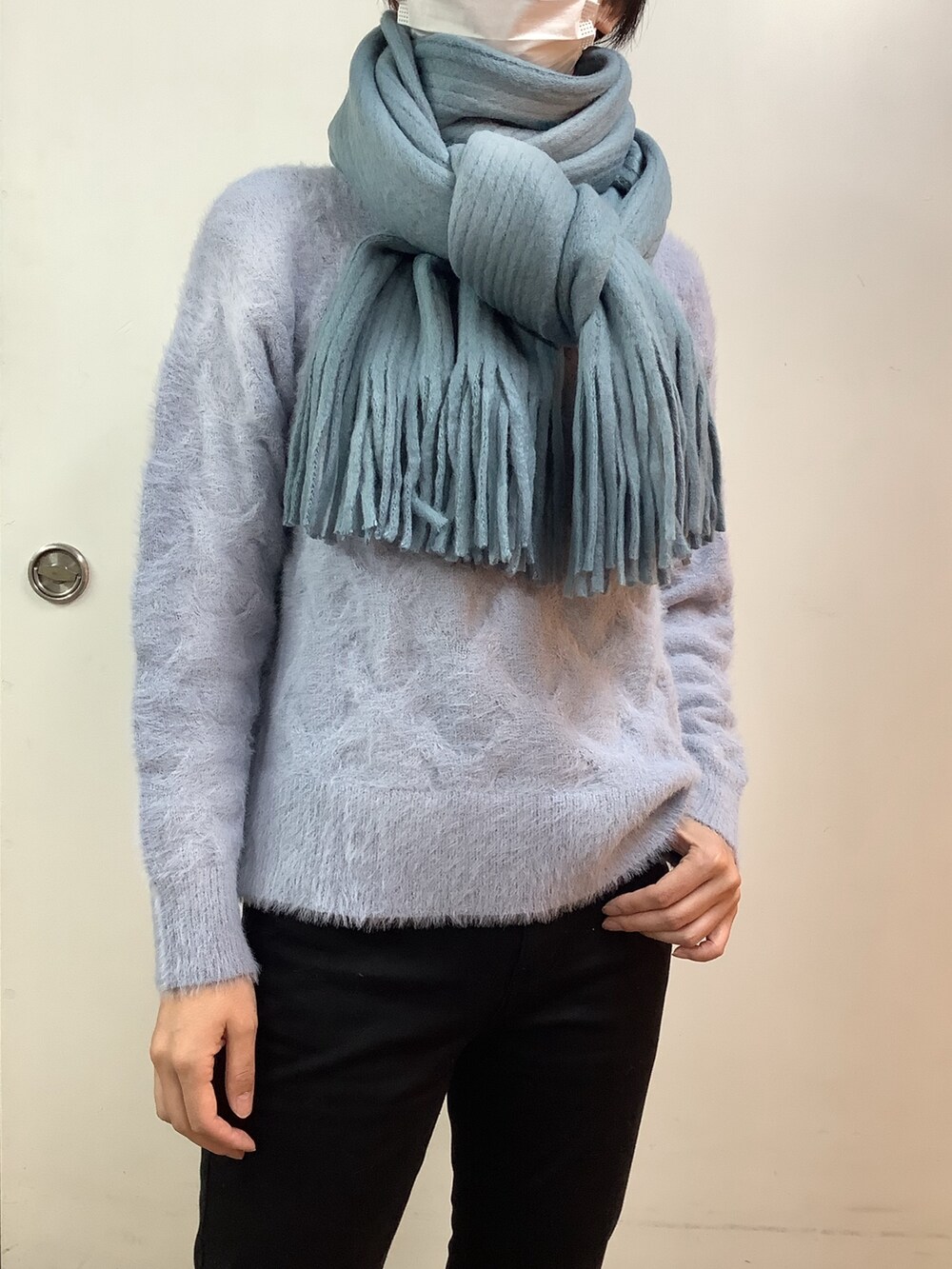 ブルー系のニット/セーターを着用したレディースの秋コーディネートの4枚目の写真