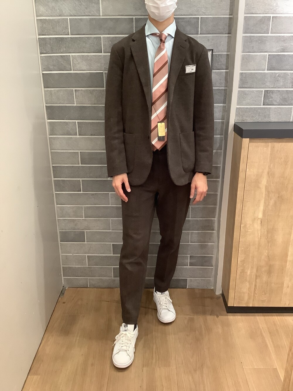 グリーン系のビジネスシャツを着用したメンズの冬コーディネートの3枚目の写真