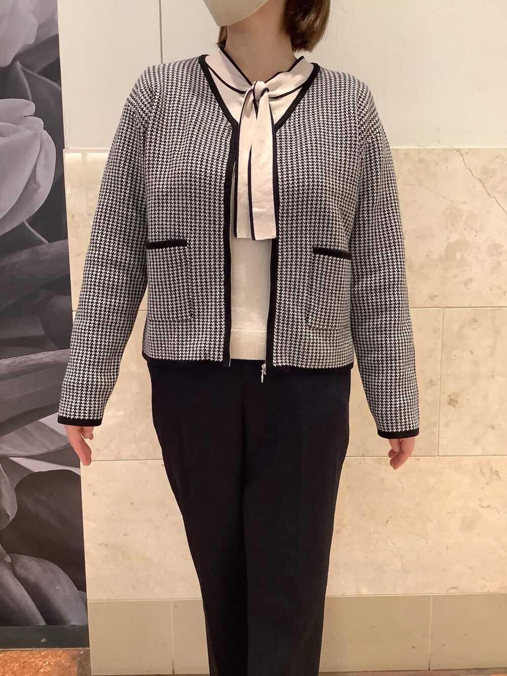 ブラック系のブルゾンを着用したレディースの冬コーディネートの2枚目の写真