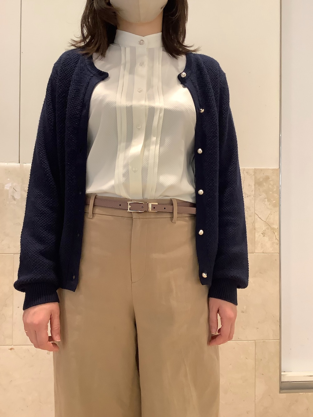 ブルー系のカーディガン/ボレロ、ホワイト系のシャツ/ブラウスを着用したレディースの冬コーディネートの2枚目の写真