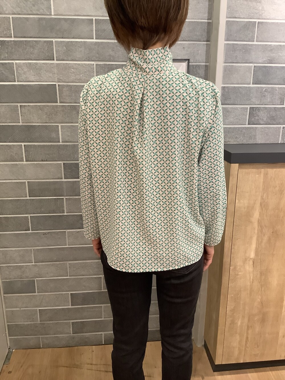 グリーン系のシャツ/ブラウスを着用したレディースの冬コーディネートの2枚目の写真