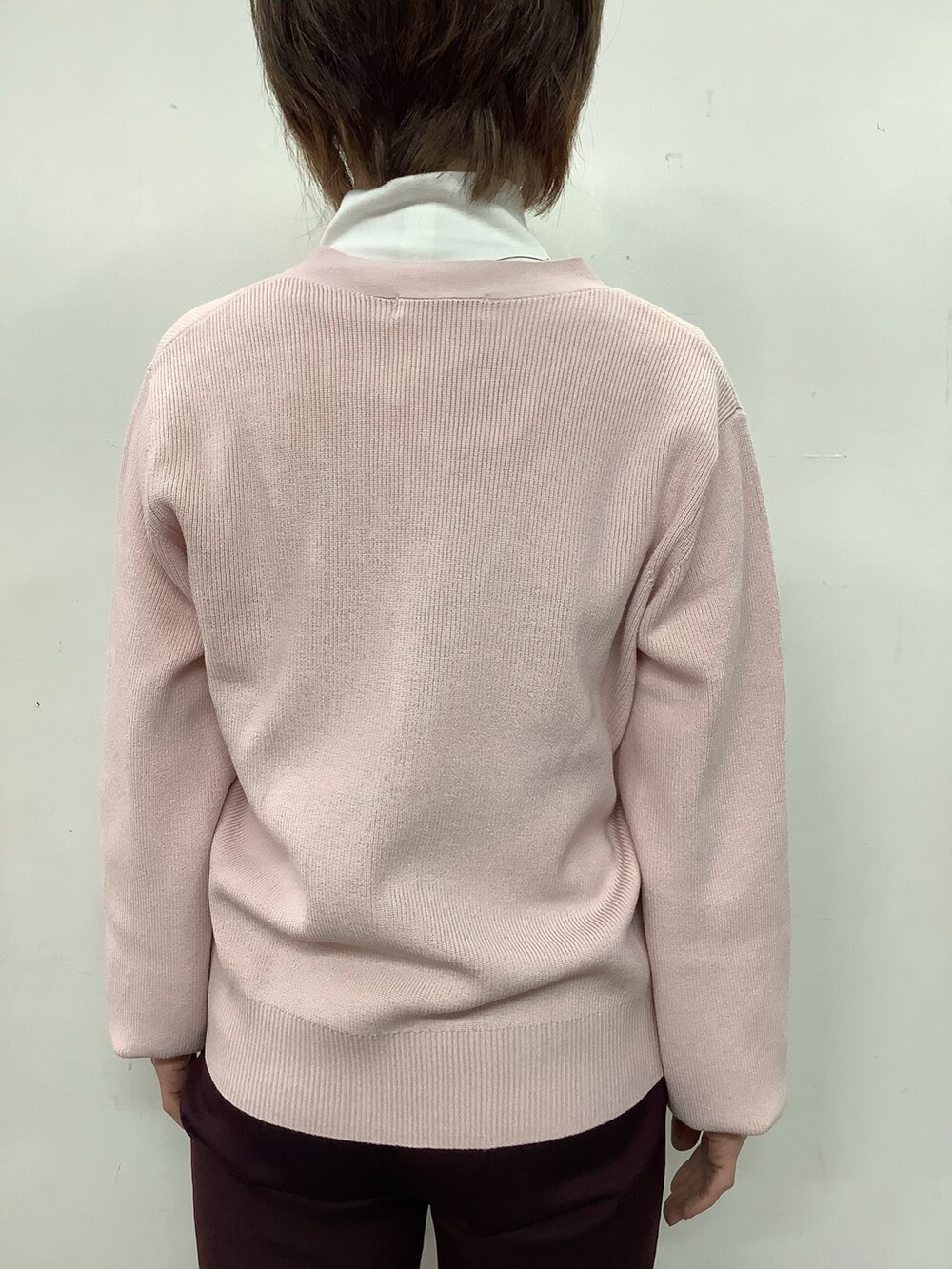 ピンク系のカーディガン/ボレロを着用したレディースの冬コーディネートの4枚目の写真