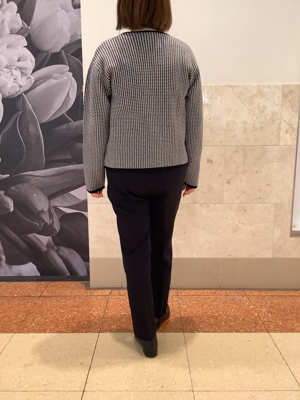 ブラック系のブルゾンを着用したレディースの冬コーディネートの3枚目の写真