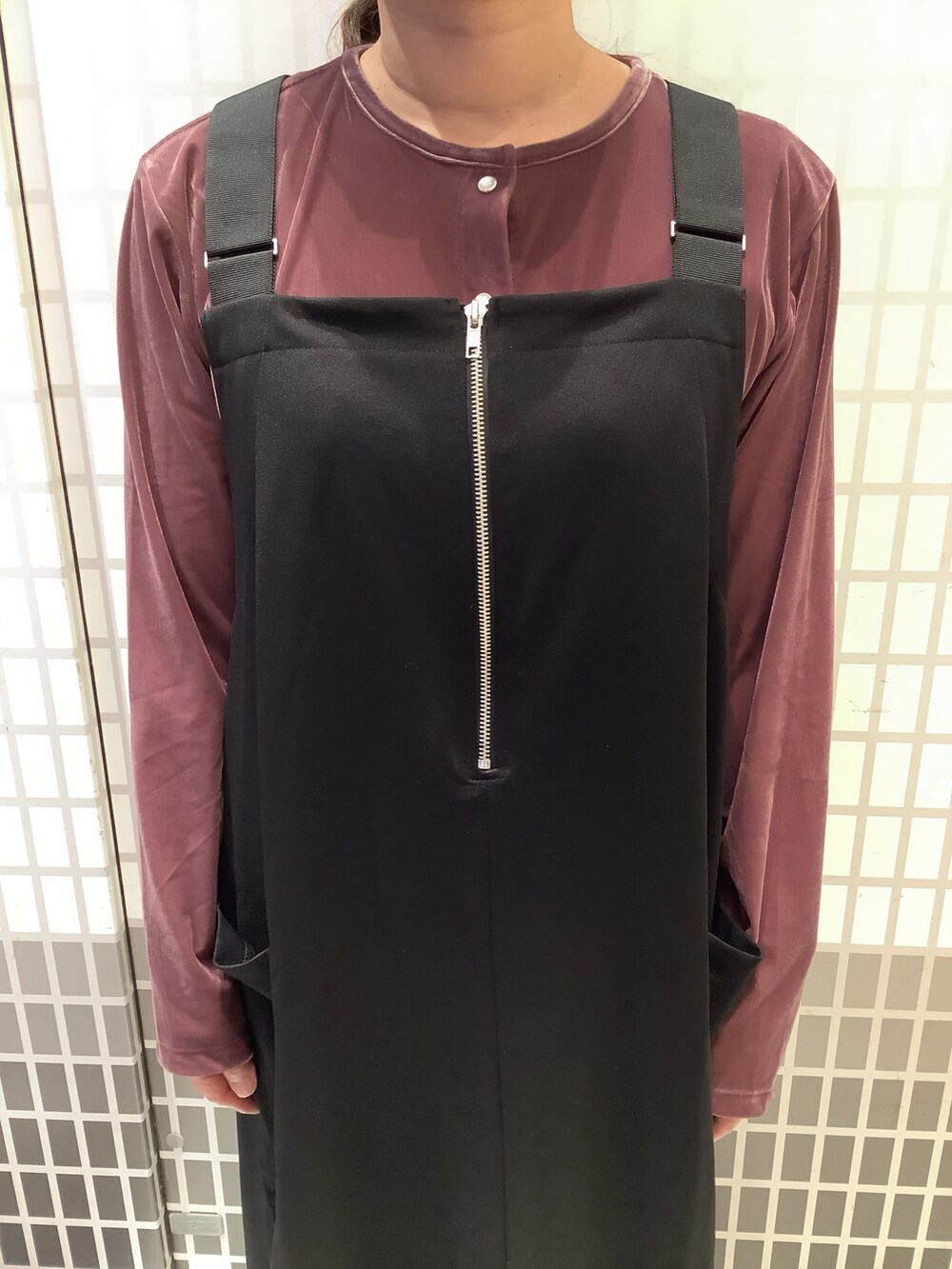 パープル系のニット/セーターを着用したレディースの秋コーディネートの2枚目の写真