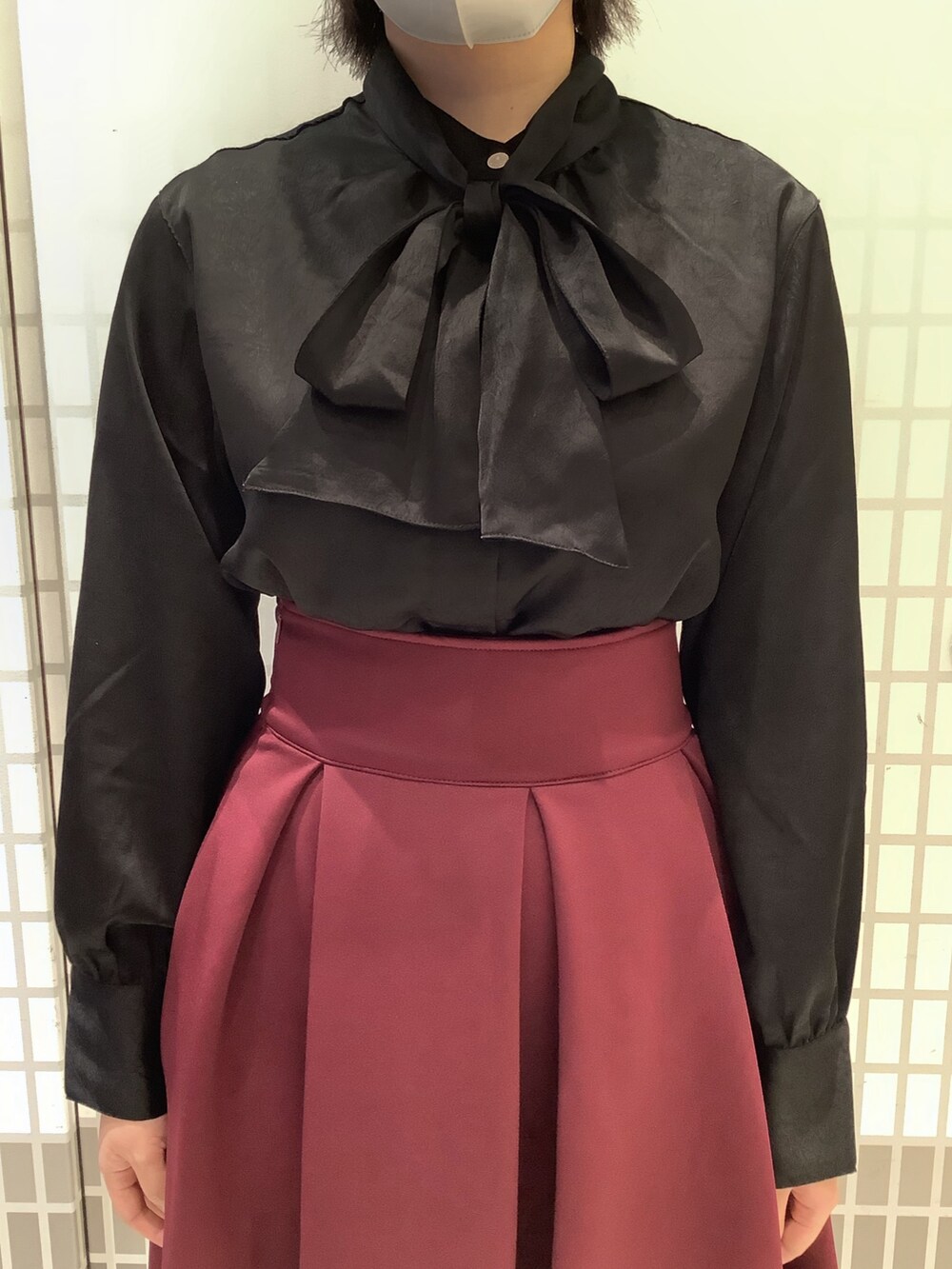 ブラック系のシャツ/ブラウスを着用したレディースの秋コーディネートの2枚目の写真