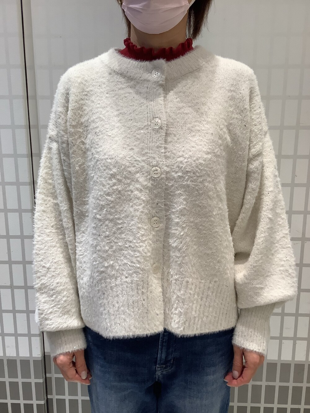 ホワイト系のカーディガン/ボレロを着用したレディースの冬コーディネートの2枚目の写真